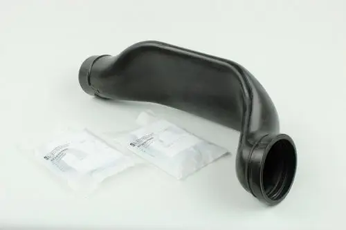 Schwarzes Abgasrohr von Bosch in gebogener Form, liegend auf einem weißen Hintergrund, mit zwei beigefügten Verpackungen rechts daneben.